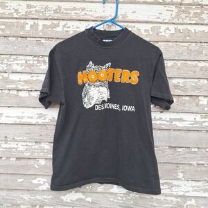 🌟 Vintage Single Stitch Hooters Des Moines, IA Size Medium